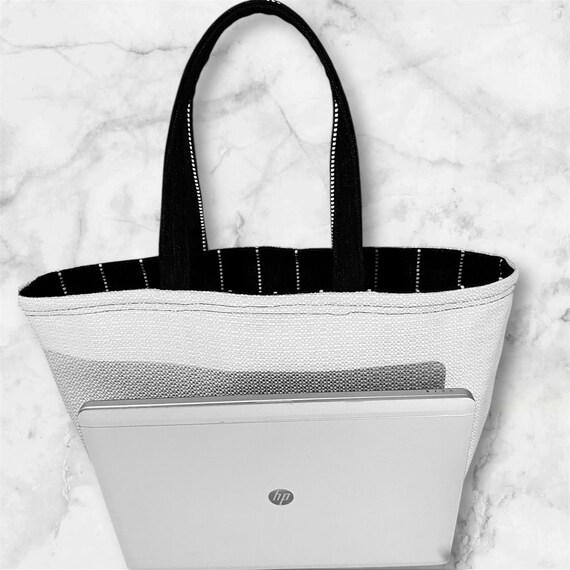 トレンディな黒と白のストライプのトートバッグ。裏地は白 