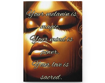 Könnte beinhalten: Ein Notizbuch mit einem Porträt einer Frau mit geschlossenen Augen und vollen Lippen. Der Text "Your melanin is magic. Your mind is power. Your love is sacred" ist in eleganter Schrift über das Bild geschrieben.