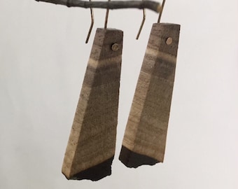Mooie handgemaakte live edge zwarte walnoot oorbellen, houten oorbellen, walnoot oorbellen
