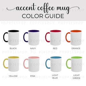 Pode incluir: Um guia de cores para canecas de café com detalhes. As canecas são brancas com interiores e alças coloridas em preto, azul marinho, vermelho, laranja, amarelo, rosa, azul claro e verde claro. O texto na parte superior diz "accent coffee mug COLOR GUIDE."