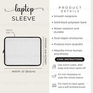 Op de afbeelding: Een witte laptophoes met zwarte ritsen en afmetingen van 40,5 cm lang en 30,5 cm breed. De hoes is gemaakt van waterbestendig neopreen en heeft een effen zwarte polyester achterkant. De onderhoudsinstructies omvatten het gebruik van warm water, afwasmiddel en een zachte borstel om te reinigen.
