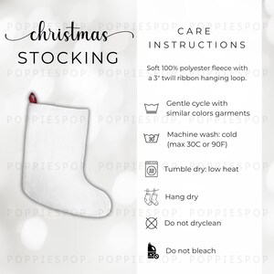 Puede incluir: Calcetín de Navidad blanco con la parte superior roja. Las instrucciones de cuidado incluyen lavar a máquina con agua fría, secar en secadora a baja temperatura, colgar para secar, no lavar en seco y no usar lejía.