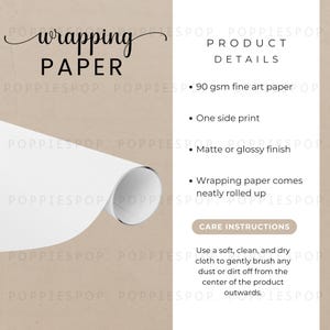 Puede incluir: Un rollo de papel de regalo blanco con la palabra "wrapping paper" en fuente cursiva. Los detalles del producto incluyen papel de arte de 90 g/m², impresión a una cara y acabado mate o brillante. También se proporcionan instrucciones de cuidado.