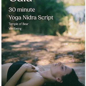 Può includere: L'immagine presenta la parola "Gaia", seguita da "30 minuti Yoga Nidra Script" e "Temple of Bear Wellbeing". Una persona è sdraiata con gli occhi chiusi, indossa un top nero. Lo sfondo è sfocato con alberi e acqua.