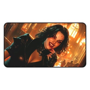 Può includere: Una donna con i capelli scuri e un sorriso malizioso indossa una giacca di pelle nera e guarda direttamente lo spettatore. Lo sfondo è una stanza scarsamente illuminata con una grande finestra.