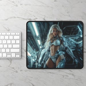 サイバーメックパイロットゲーミングマウスパッド、Sci-Fi Diva - ゲーマー向けのクールなデスクマット、未来的なゲーミングマウスパッド、ユニークなSFデザインアクセサリー、