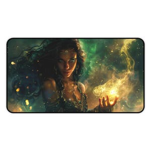 Peut inclure: Une femme aux longs cheveux noirs et une robe verte et dorée tient un orbe lumineux dans sa main. L'arrière-plan est un mélange tourbillonnant de vert et d'or.