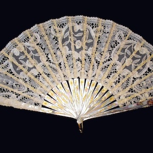 Rare Antique Hand Fan Mother of Pearl Monture and Brussels Princess Lace Leaf, Beautiful Art Nouveau Motif, Around 1895