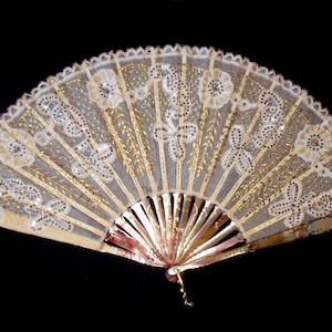 Rare Antique Hand Fan, Rose-tinted Mother of Pearl Monture, Brussels Bobbin Lace Leaf, Beautiful Art Nouveau Motif, Around 1895