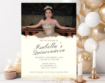 Puede incluir: Una invitación de quinceañera blanca y dorada con una foto de una joven con un vestido dorado y una corona. La invitación incluye el texto "You're invited to Isabella's Quinceañera", la fecha y hora del evento, y la ubicación. También se incluye información de RSVP.