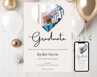 Könnte beinhalten: Eine weiße Einladung zu einer Abschlussfeier mit einem herzförmigen Foto eines Absolventen in Kappe und Robe. Der Text lautet "Graduate" in einer kursiv geschriebenen Schrift und enthält den Namen des Absolventen, Datum, Uhrzeit, Ort und RSVP-Informationen.