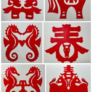 Peut inclure: Un collage de découpages de papier rouge sur fond blanc. Les découpes représentent divers animaux et caractères chinois, dont un tigre, un cheval, des hippocampes et le caractère chinois pour "Printemps".