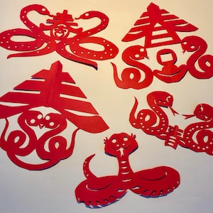 Modèles chinois de l'année du serpent en papier découpé. 5 figurines de serpents différentes. Paquet A