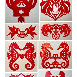 Könnte beinhalten: Eine Collage aus roten Papierauschnitten mit verschiedenen Designs. Die Designs umfassen eine Laterne, ein Einhorn, geflügelte Pferde, Seepferdchen und andere Fabelwesen. Die Ausschnitte werden vor einem weißen Hintergrund präsentiert.