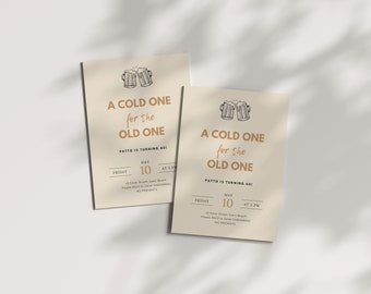 Könnte beinhalten: Zwei beigefarbene Einladungskarten mit einer braunen Illustration von zwei Bierkrügen, die anstoßen. Der Text lautet "A Cold One for the Old One" und "Patto wird 40!" mit Datum und Uhrzeit der Veranstaltung.