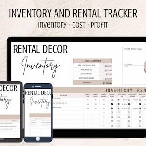 Op de afbeelding: Een digitale inventaris- en verhuurtracker weergegeven op een laptop, tablet en smartphone. De schermen tonen "RENTAL DECOR Inventory" en financiële gegevens, inclusief kosten, winst en inventarisdetails.