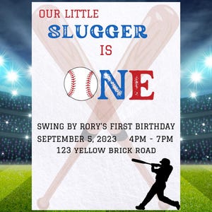 Puede incluir: Invitación de cumpleaños con temática de béisbol con un diseño de bate de béisbol. El texto dice "Our Little Slugger is One". Incluye detalles del evento: fecha, hora y dirección. Una silueta de un bateador en la parte inferior.