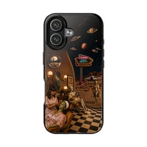 Puede incluir: Una funda de smartphone negra con un gráfico surrealista de un salón de belleza en un paisaje marciano. La escena incluye una bola de discoteca, un letrero de neón que dice COSMIC DISCO BEAUTY, figuras extraterrestres y un suelo de damero.