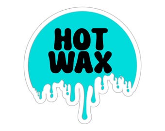 Puede incluir: Una pegatina circular de color azul turquesa con un contorno blanco y bordes que gotean. La pegatina dice "HOT WAX" en letras negras.