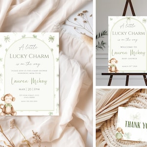 Può includere: Set di cancelleria per baby shower con illustrazione di scimmia. L'invito e l'insegna includono il testo "A little LUCKY CHARM is on the way" e "Welcome to Lauren Mckoy BABY SHOWER". È inclusa anche una cartolina di ringraziamento.