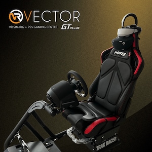 Op de afbeelding: Een zwart en rood VR-racesimulator rig met de tekst "VECTOR" en "GT PLUS". De rig bevat een racestoel, stuurwiel, pedalen en een VR-headset. De stoel heeft rode accenten en de merknaam "TRAK RACER" is zichtbaar.