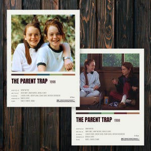 Può includere: Due locandine cinematografiche per The Parent Trap 1998. La locandina a sinistra mostra due ragazze identiche con camicie bianche. Quella a destra mostra le stesse ragazze sedute insieme. Entrambe includono il titolo, i crediti e una tavolozza.