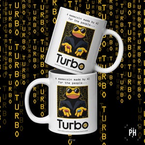 Op de afbeelding: Een witte keramische mok met een zwart en geel ontwerp. De mok heeft een cartoon kikker met een zonnebril en een zwarte jas. De tekst "A memecoin made by AI for the people... Turbo" staat op de mok gedrukt.