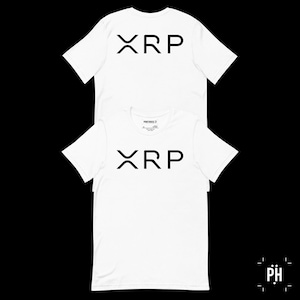 Puede incluir: Dos camisetas blancas con un logotipo "XRP" negro impreso en la parte delantera.
