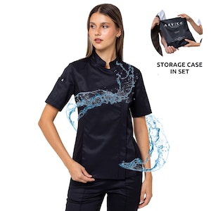 May include: Black short-sleeved chef jacket with a mandarin collar and a water-resistant finish. The jacket has a single button closure and a pocket on the left sleeve. The text "STORAGE CASE IN SET" is visible in the image.