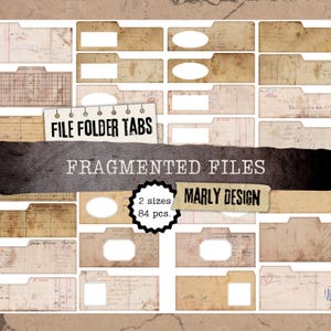 Può includere: Una collezione di linguette per cartelle in stile vintage con texture di carta invecchiata e note manoscritte. Le linguette presentano forme e dimensioni diverse. Il testo "FILE FOLDER TABS" e "FRAGMENTED FILES" è visibile. Contiene 84 pezzi.