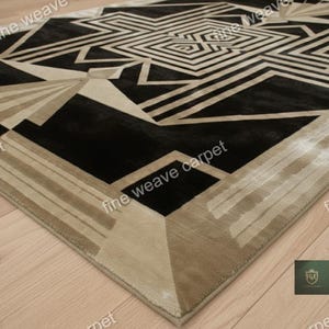 Pu&ograve; includere: Tappeto rettangolare con motivo geometrico in nero e beige. Il tappeto presenta un motivo geometrico centrale e un bordo beige. Realizzato in materiale morbido e felpato, ideale per soggiorno o camera da letto.