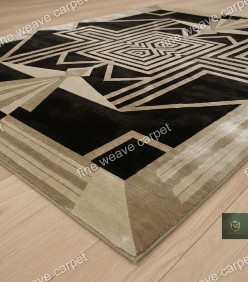 Pu&ograve; includere: Tappeto rettangolare con motivo geometrico in nero e beige. Il tappeto presenta un motivo geometrico centrale e un bordo beige. Realizzato in materiale morbido e felpato, ideale per soggiorno o camera da letto.