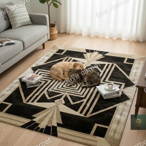 Pu&ograve; includere: Un grande tappeto rettangolare con un design geometrico in nero, beige e crema. Il tappeto presenta un motivo centrale a stella e un bordo. Un golden retriever e un gatto tigrato sono sdraiati sul tappeto.