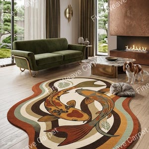 Könnte beinhalten: Ein unregelmäßig geformter Teppich mit einem grafischen Design von zwei Koi-Fischen, die im Kreis schwimmen. Der Teppich kombiniert eine Farbpalette aus gebranntem Orange, Creme, Dunkelbraun und Salbeigrün mit stilisierten Blattmotiven auf hellem Grund.