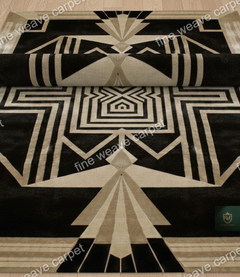 Pu&ograve; includere: Un tappeto arrotolato in stile art d&eacute;co nero e beige con motivi geometrici. Il tappeto presenta forme ripetute e il testo "fine weave carpet". La combinazione di colori &egrave; nero, beige e crema.
