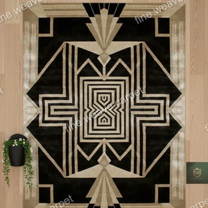 Pu&ograve; includere: Tappeto in stile Art D&eacute;co con campo centrale nero e accenti beige e crema. Il tappeto presenta un design geometrico simmetrico. Le parole "fine weave carpet" sono stampate sul tappeto.