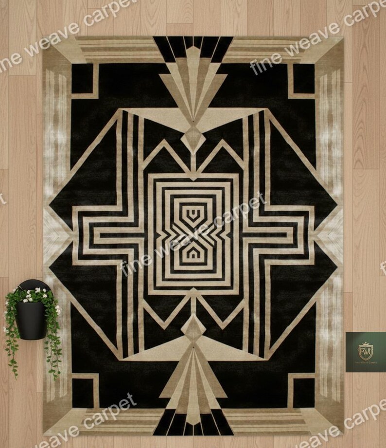Pu&ograve; includere: Tappeto in stile Art D&eacute;co con campo centrale nero e accenti beige e crema. Il tappeto presenta un design geometrico simmetrico. Le parole "fine weave carpet" sono stampate sul tappeto.