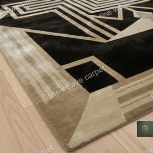 Pu&ograve; includere: Un tappeto a motivi geometrici in nero, beige e marrone. Il tappeto presenta un motivo ripetuto di forme e linee angolari. Il tappeto &egrave; realizzato in un materiale morbido e felpato e ha un pelo basso. Il tappeto &egrave; adatto per un soggiorno o una camera da letto.