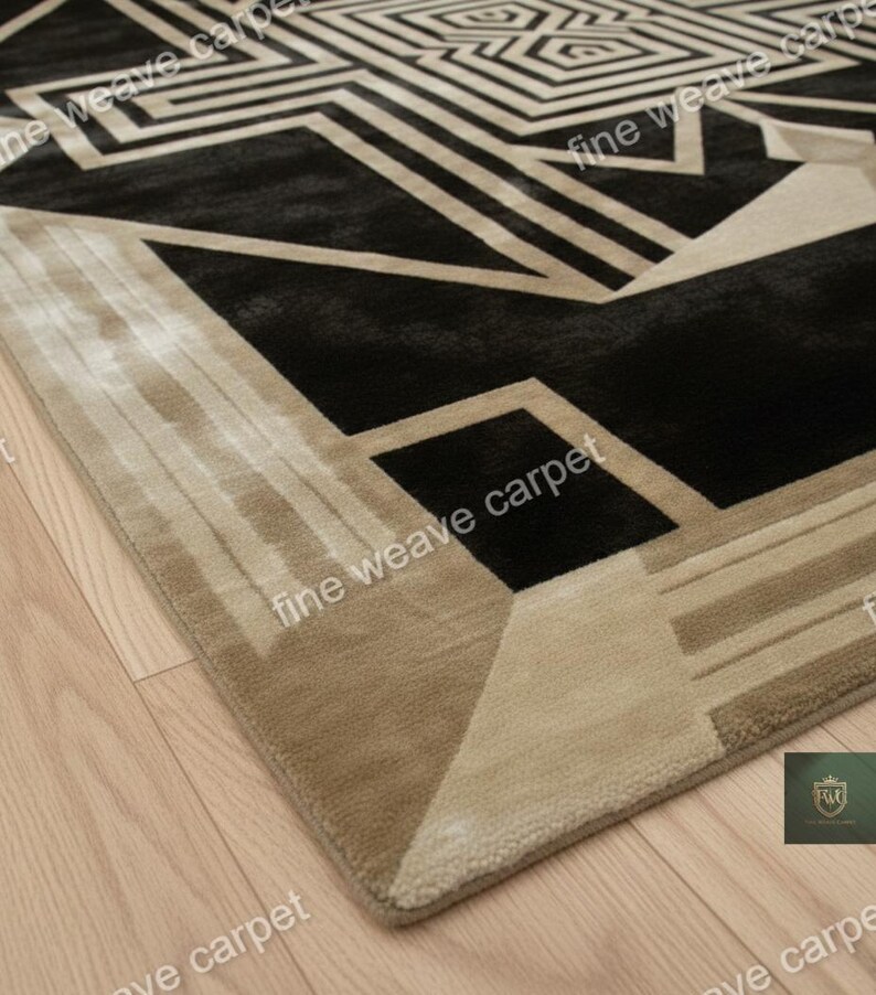 Pu&ograve; includere: Un tappeto a motivi geometrici in nero, beige e marrone. Il tappeto presenta un motivo ripetuto di forme e linee angolari. Il tappeto &egrave; realizzato in un materiale morbido e felpato e ha un pelo basso. Il tappeto &egrave; adatto per un soggiorno o una camera da letto.