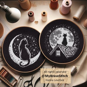 Könnte beinhalten: Zwei runde Holzstickrahmen mit schwarzem Stoff und weißen Kreuzstichmotiven von Katzen. Eines zeigt eine Katze auf einer Mondsichel, das andere eine Katze auf einem Dach unter einem Vollmond. Text: All rights reserved @MyBraveStitch Hanna Levchuk.