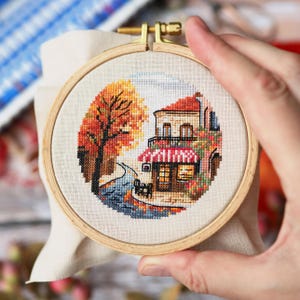 Miniatur-Kreuzstichmuster „Herbstliches Café“ (PDF), Stickvorlage für ein kleines Herbstcafé, digitaler Download, Zählmuster