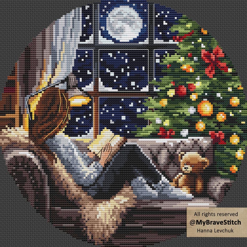 Puede incluir: Un dise&ntilde;o de punto de cruz representa una escena invernal acogedora. Una persona lee junto a una ventana con vistas a una noche estrellada y una luna llena. Se ve un &aacute;rbol de Navidad decorado. Un osito de peluche est&aacute; sentado cerca. El texto dice "All rights reserved @MyBraveStitch Hanna Levchuk."