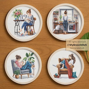 Pode incluir: Quatro bastidores de bordado circulares com desenhos em ponto cruz de pessoas praticando hobbies. As cenas incluem costura à máquina, cozinhar em uma cozinha, bordar em uma poltrona e tricotar com fio vermelho em uma cadeira de couro.