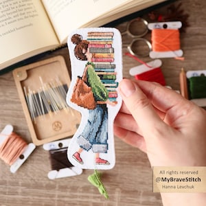 Patrón de punto de cruz de una niña caminando con un marcapáginas de libros, descarga en PDF.