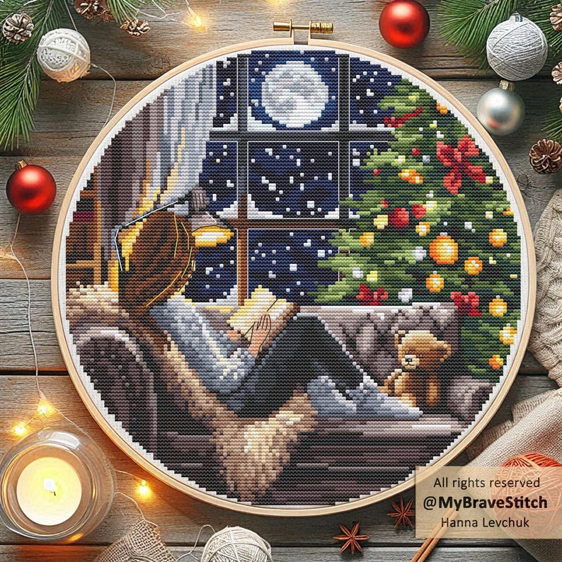 Puede incluir: Bordado de punto de cruz en un aro de madera que representa una escena invernal. Una persona lee junto a una ventana con vista a una noche estrellada y un &aacute;rbol de Navidad. Un osito de peluche est&aacute; cerca. El texto "All rights reserved @MyBraveStitch Hanna Levchuk" es visible.