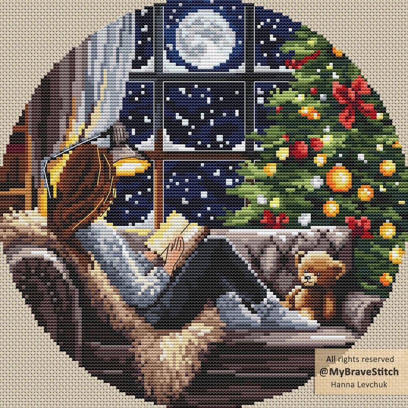 Puede incluir: Dise&ntilde;o de punto de cruz de una persona leyendo junto a una ventana con vistas a una noche estrellada y una luna llena. Un &aacute;rbol de Navidad est&aacute; decorado con adornos. Un osito de peluche est&aacute; sentado en el sof&aacute;. El texto "All rights reserved @MyBraveStitch Hanna Levchuk" est&aacute; en la esquina inferior derecha.
