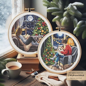 Op de afbeelding: Twee ronde kruissteekringen tonen gezellige wintertaferelen. Eén toont een persoon die leest bij een kerstboom, de andere een persoon die aan het knutselen is. De ringen staan tegen een besneeuwd raam, met een kopje koffie en kaneelstokjes op de voorgrond. De tekst "All rights reserved @MyBraveStitch Hanna Levchuk" is zichtbaar.