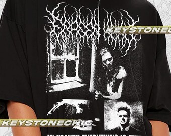 Puede incluir: Camiseta negra de gran tamaño con un estampado gráfico de una banda llamada "Heaven" y el texto "In Heaven Everything Is Fine."
