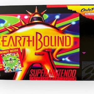 Puede incluir: Un cartucho de videojuego para Super Nintendo Entertainment System. El juego se llama "EarthBound" y presenta un diseño colorido y abstracto con una figura robótica en el centro. El texto "Only For Nintendo" está en la esquina superior derecha.