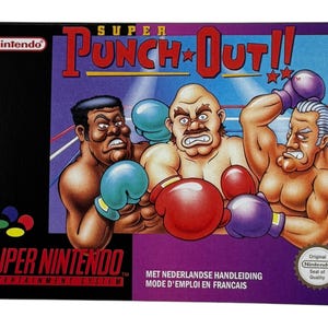 Può includere: Cartuccia di gioco Super Nintendo Entertainment System per Punch-Out!! con uno sfondo viola e una scena di boxe con tre personaggi. Il titolo del gioco è in rosso e bianco con una stella. Il testo "MET NEDERLANDSE HANDLEIDING MODE D'EMPLOI EN FRANCAIS" è in nero su sfondo bianco.